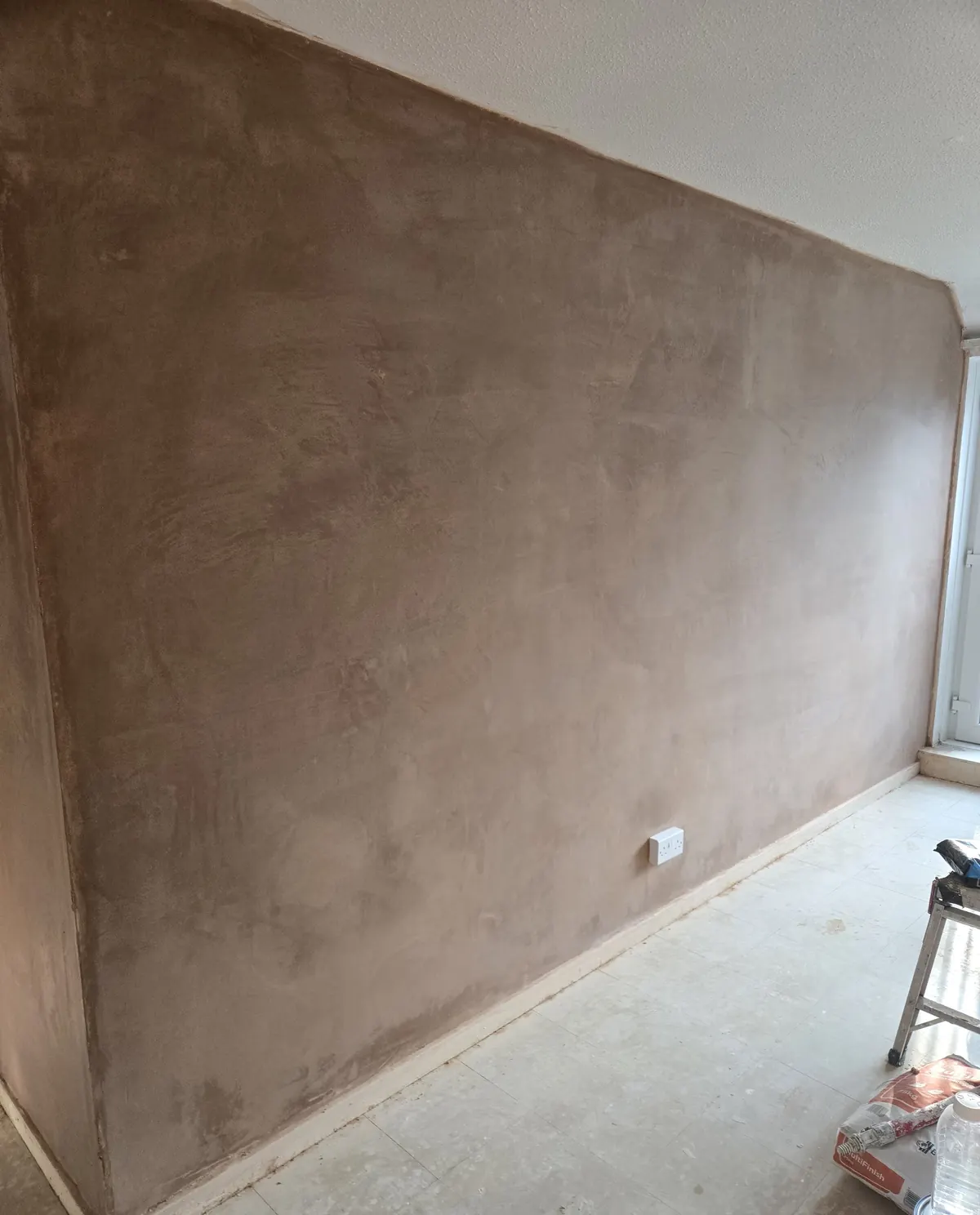 The living-room wall with a smooth new plaster finish